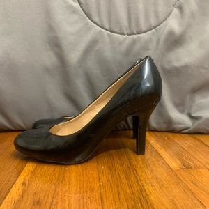 Black patent leather pumps